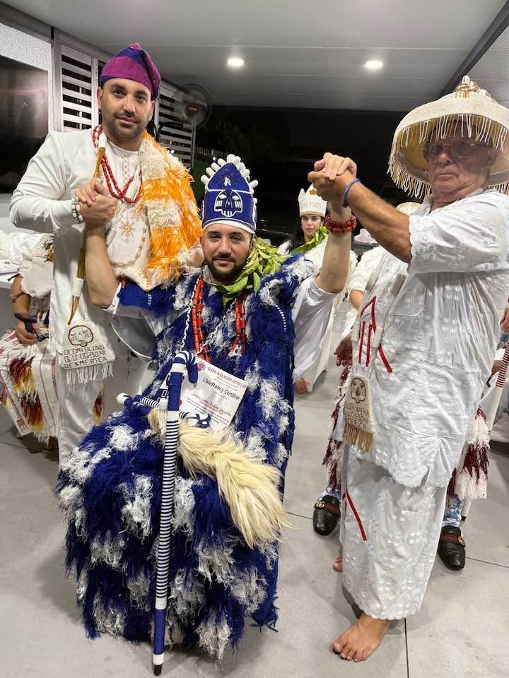 Sahori con atuendo ceremonial azul junto a sus mayores
