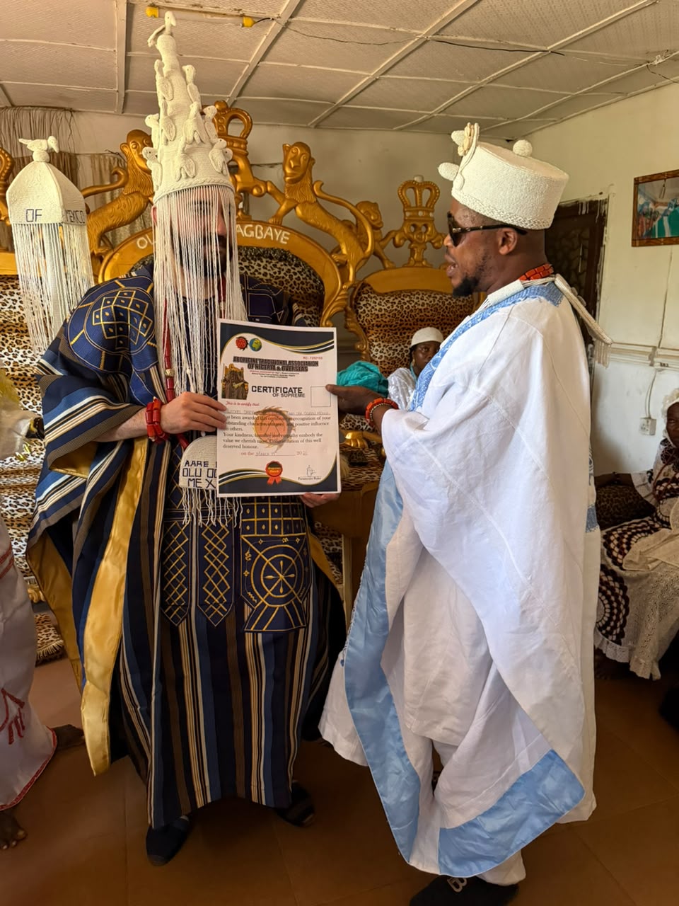 Entrega de un certificado por un gobernante tradicional