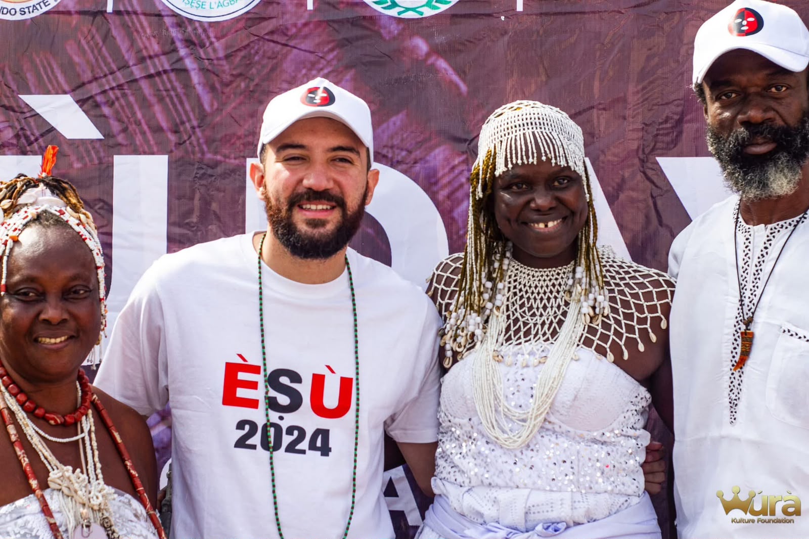 Sahori con devotos en el festival Èṣù 2024