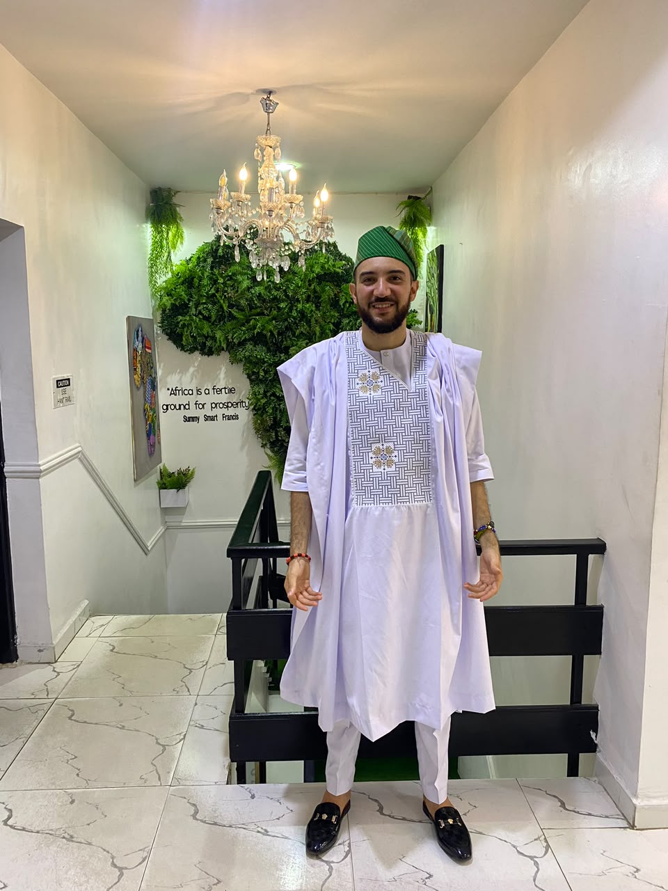 Sahori Gamez con agbada blanca y gorro verde